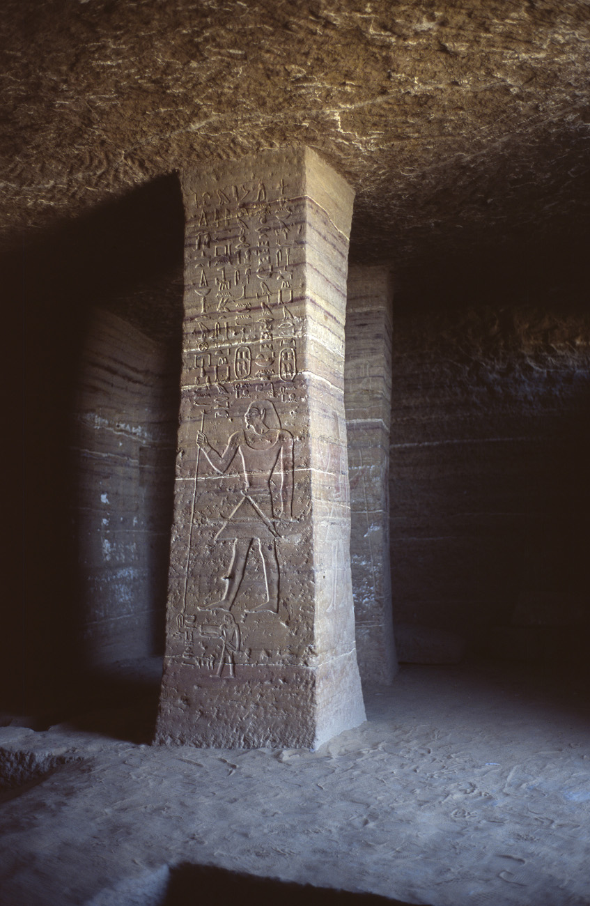 egyp08_12 assouan tombe noble pilier.jpg - Assouan  tombes des nobles tombe de noble de la dynastie nubienne, creusée dans la colline face à Assouan Provia 100 F